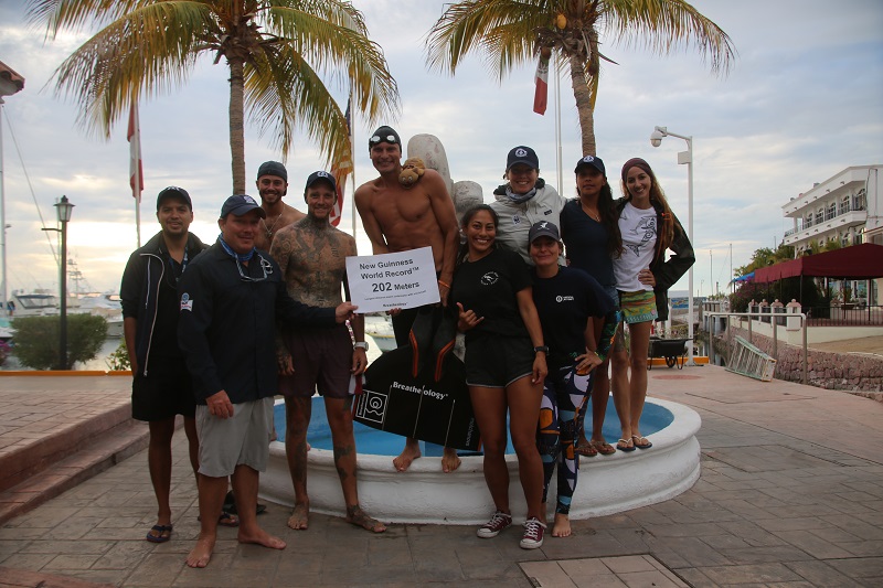 Stig Severinsen and group holding world record sign