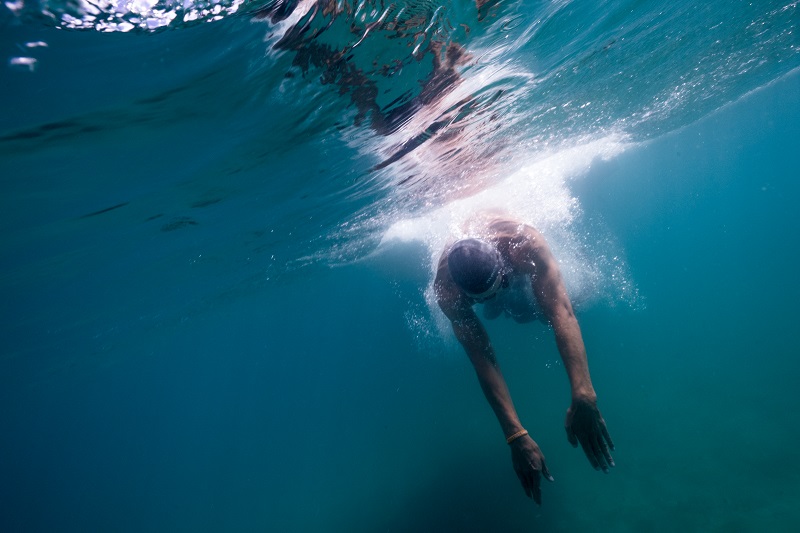 Stig Severinsen diving into the water for Guinness World Record